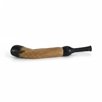 Lot 161 - Pijp voorstellende een koeienhoef, bekleed met koeienvacht