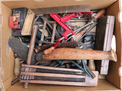 Lot 318 - Koop antiek gereedschap in 1 doos