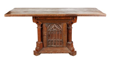 Lot 81 - Neogotische eetkamertafel