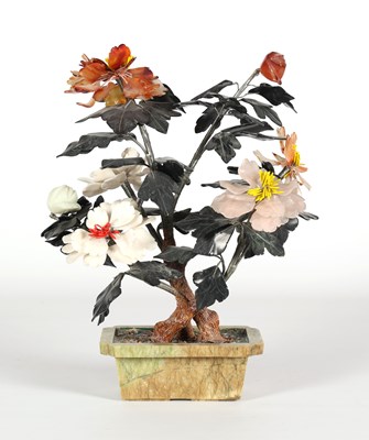 Lot 74 - Aziatische jade gesneden pioen bonsaiboom