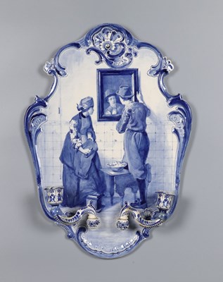 Lot 69 - Delftsblauwe plaquette met kaarsenhouders, “Jonge man in spiegel”, L.J. Senf
