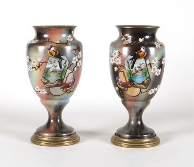 Lot 63 - Paar opaline vazen met vogeldecor