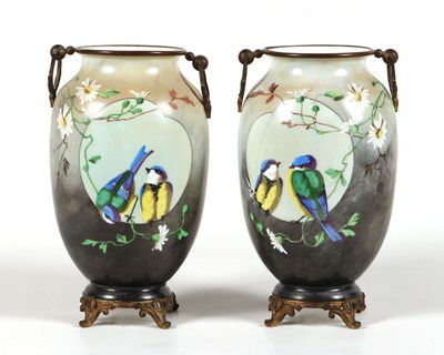Lot 52 - Paar opaline vazen met vogel- en bloemendecor