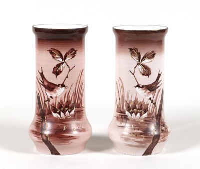 Lot 51 - Paar opaline vazen met vogel en bloem