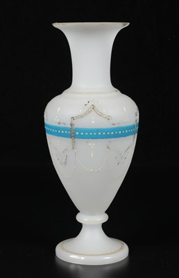 Lot 54 - Opaline vaas met blauw biesdecor