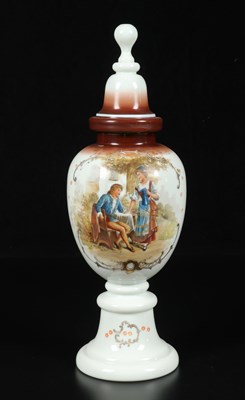 Lot 57 - Opaline dekselvaas met romantische voorstelling