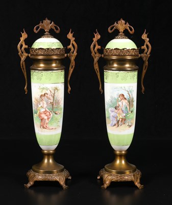 Lot 58 - Paar porseleinen sierurnen met bronzen montuur