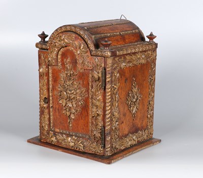 Lot 62 - Gesneden houten wandkastje