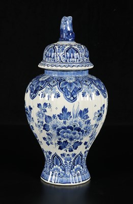 Lot 61 - Delfts blauw dekselvaas met ramknop, Plateelbakkerij RAM Arnhem