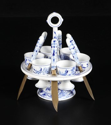 Lot 59 - Porseleinen eierhouder met Zwiebelmuster, Louis Regout