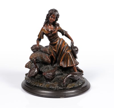 Lot 53 - Composiet sculptuur van een zittende jonge vrouw met waterkruik en eenden.