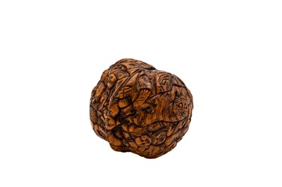 Lot 189 - Aziatische Kunst - Gesneden Walnoot