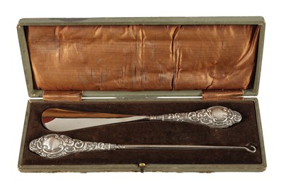 Lot 592 - 19th century shoehorn and button hook set