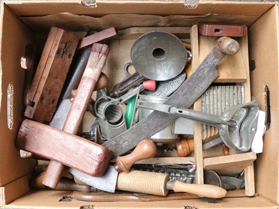 Lot 336 - Koop antiek gereedschap in 1 doos
