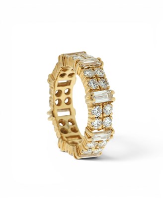 Lot 573 - Yellow gold ring