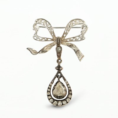 Lot 572 - White gold brooch