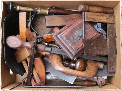 Lot 338 - Koop antiek gereedschap in 1 doos