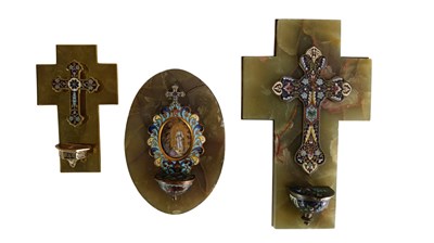 Lot 210 - Lot met 3 diverse geëmailleerde Wijwaterbakjes