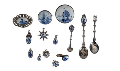 Lot 213 - Lot van 14 zilveren en verzilverde objecten met Delfts blauw