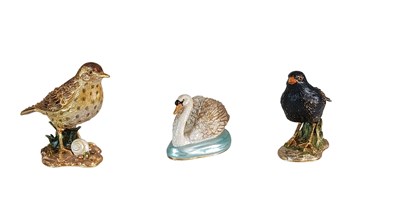 Lot 217 - Lot van 3 decoratieve vogelbeeldjes