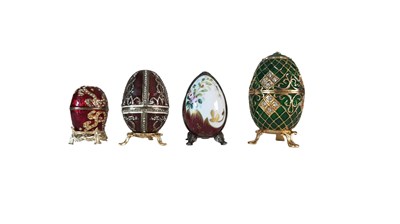 Lot 218 - Lot van 4 ei-vormige sieradendoosjes in Fabergé-stijl