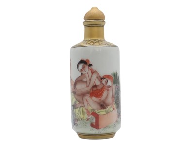 Lot 198 - Erotisch gedecoreerde Chinese “Snuff Bottle” van porselein