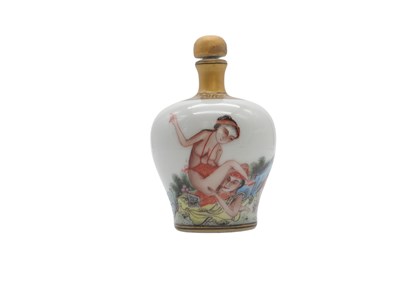 Lot 199 - Erotisch gedecoreerde Chinese “Snuff Bottle” van porselein