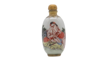 Lot 200 - Erotisch gedecoreerde Chinese “Snuff Bottle” van porselein.