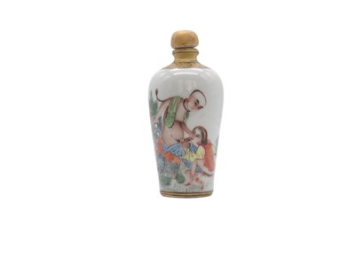 Lot 201 - Erotisch gedecoreerde Chinese “Snuff Bottle” van porselein.