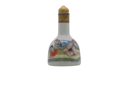 Lot 202 - Erotisch gedecoreerde Chinese “Snuff Bottle” van porselein
