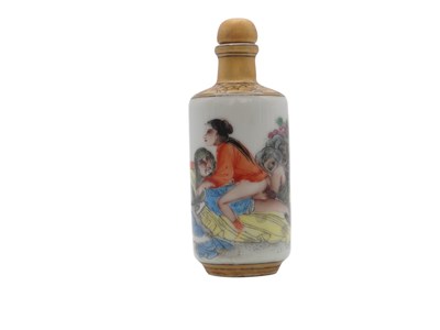 Lot 203 - Erotisch gedecoreerde Chinese “Snuff Bottle” van porselein