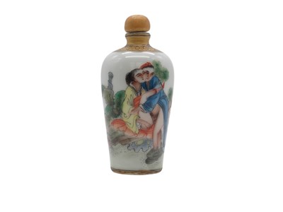Lot 205 - Erotisch gedecoreerde Chinese “Snuff Bottle” van porselein