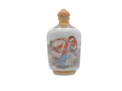 Lot 204 - Erotisch gedecoreerde Chinese “Snuff Bottle” van porselein