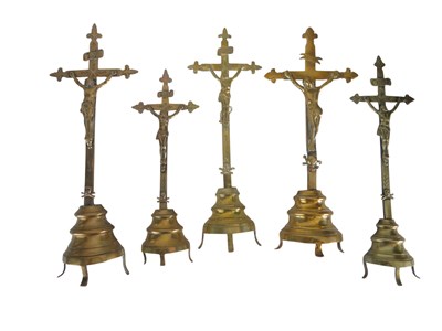 Lot 222 - Devotionalia - 5 Messing Kruisbeelden op voet