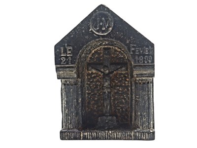 Lot 225 - Herdenkingssteen met crucifix