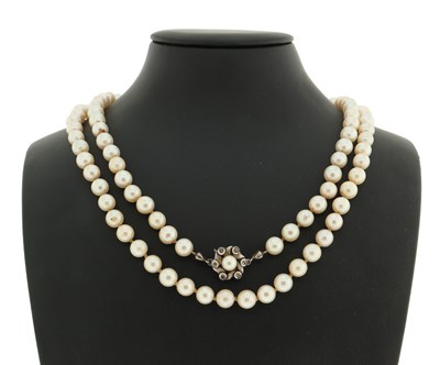 Lot 569 - Pearl necklace with 14kt white gold clasp