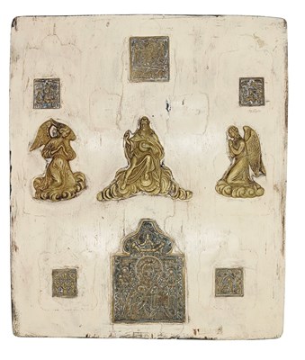 Lot 226 - Religieuze wandcompositie met Russische bronzen iconen