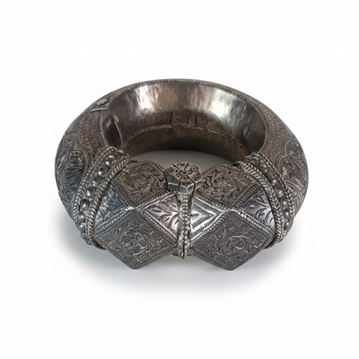 Lot 299 - Omaanse zilveren enkelband (hajul), Nizwa, circa 1900.