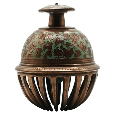 Lot 229 - Indiase koperen olifantenbel met emaillen decor