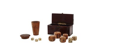 Lot 230 - Houten dobbelsteenkistje met ivoren dobbelstenen