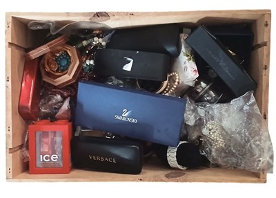 Lot 241 - Lot met vintage sieraden, horloges en zonnebrillen etc