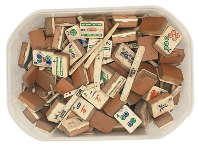 Lot 243 - Lot met Mahjongstenen en telstokjes ca 1920