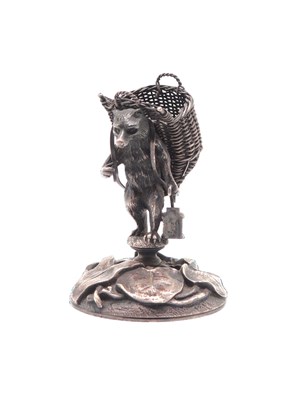 Lot 246 - Zwaar verzilverde Beer met mand