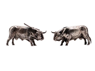 Lot 249 - Lot met 2 zilveren Stieren