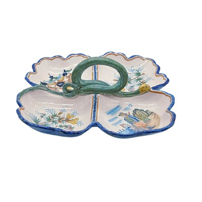 Lot 250 - Quimper handbeschilderde serveerschaal met slanghandvat
