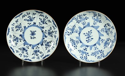 Lot 505 - A pair of Qianglong blue and white porcelain plates