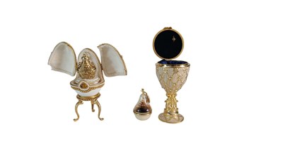 Lot 215 - 2 Decoratieve ei-ornamenten in Fabergé-stij