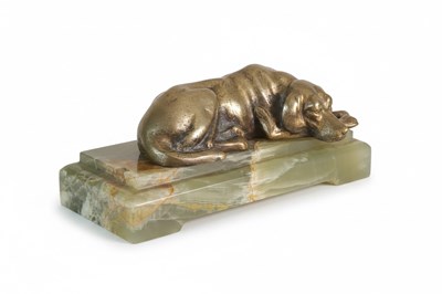 Lot 304 - Bronzen Sculptuur van een Slapende Hond