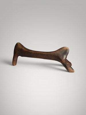 Lot 16 - Dinka neck rest.