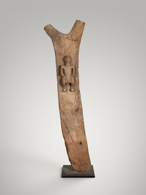 Lot 66 - Dogon toguna post with male figure.